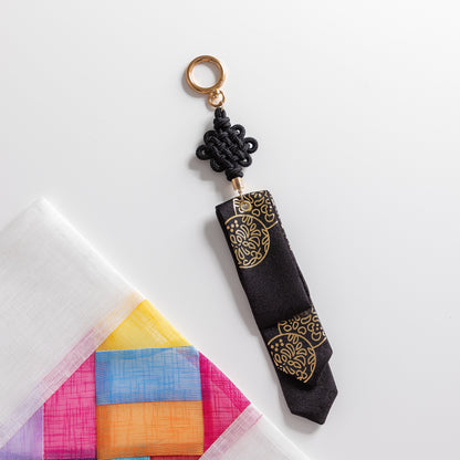 Chrysanthemum-Inspired Daenggi Key Ring